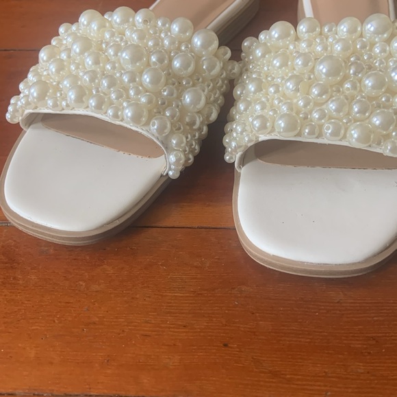Pearly Whites Sandals - Picture 3 of 4
